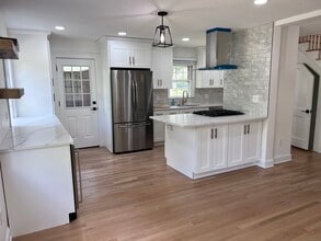 28 Garfield Rd in West Hartford, CT - Building Photo - Building Photo