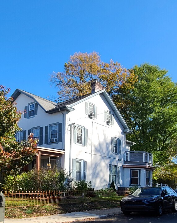 443 Green Ln, Unit Apt A in Philadelphia, PA - Foto de edificio