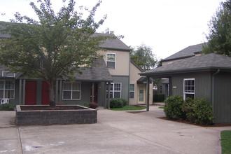 Camellia Court in Newberg, OR - Foto de edificio - Building Photo