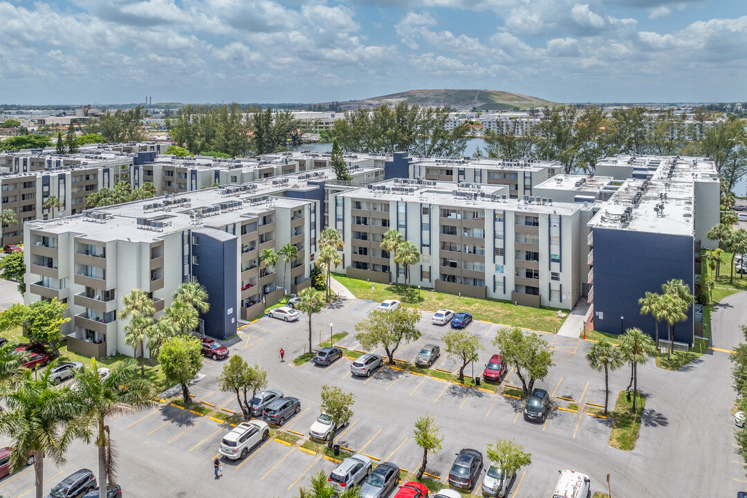 Samari Lake in Miami Lakes, FL - Building Photo