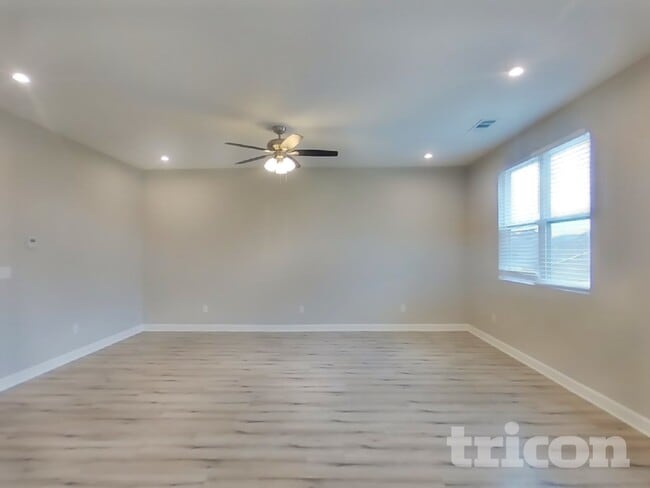 2063 Neill Ln in Cross Plains, TN - Foto de edificio - Building Photo