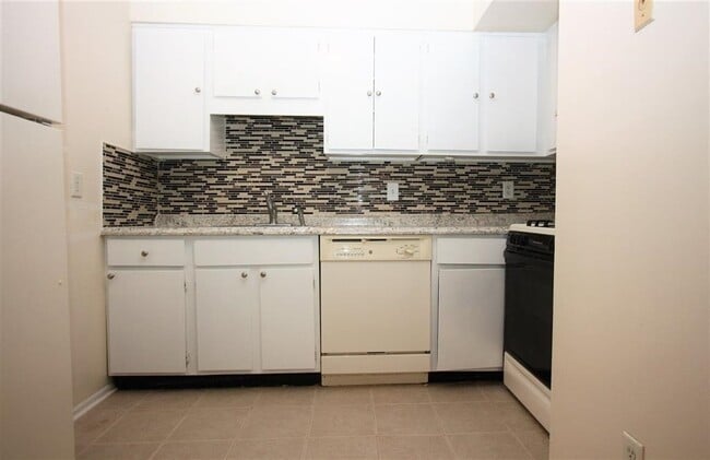 228 Christopher Columbus Dr in Jersey City, NJ - Building Photo - Building Photo