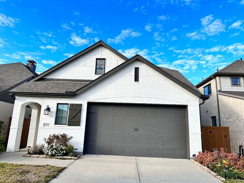13110 Blue Flora Dr in Texas City, TX - Building Photo