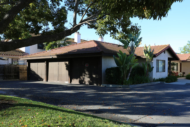 1605 S Maple St in Escondido, CA - Foto de edificio - Building Photo