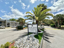 8051 S Colony Cir in Tamarac, FL - Building Photo