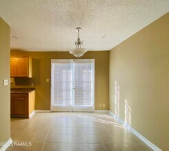108 W Whispering Pines Cir in Lafayette, LA - Building Photo - Building Photo