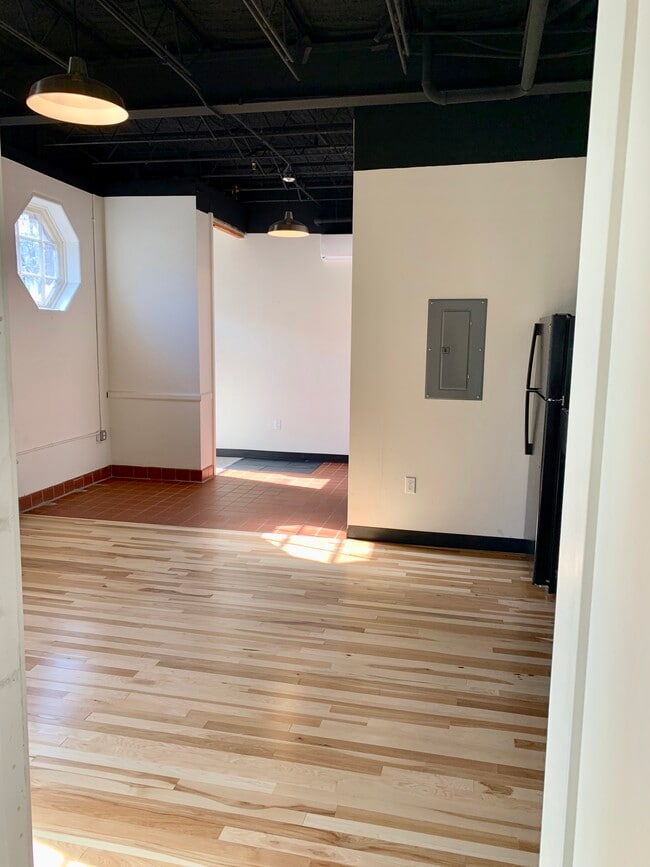 181 Elm St, Unit 104 in Biddeford, ME - Building Photo - Building Photo