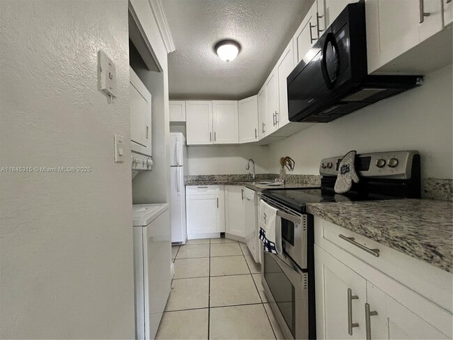 15260 SW 80th St in Miami, FL - Foto de edificio - Building Photo