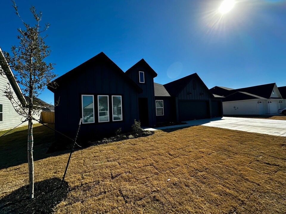 721 Tranquility Ln in Fredericksburg, TX - Building Photo