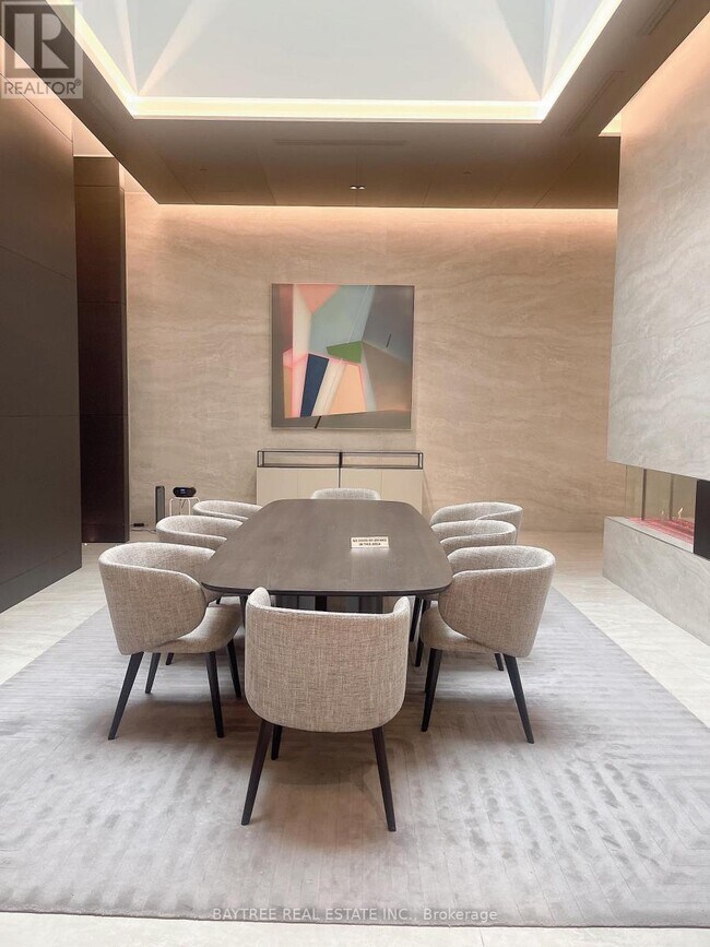 2221 Yonge St in Toronto, ON - Building Photo - Building Photo