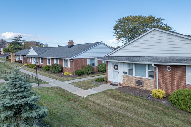 Stratford Village in Cleveland, OH - Building Photo - Building Photo