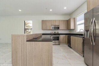 6151 SW 36th Ct in Miramar, FL - Foto de edificio - Building Photo