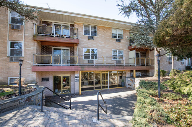 Lynbrook 44 in Lynbrook, NY - Building Photo - Building Photo