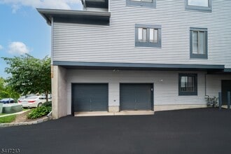 70 Overlook Dr in Hackettstown, NJ - Foto de edificio - Building Photo