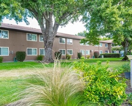 Millwood Manor in Albany, OR - Building Photo - Building Photo