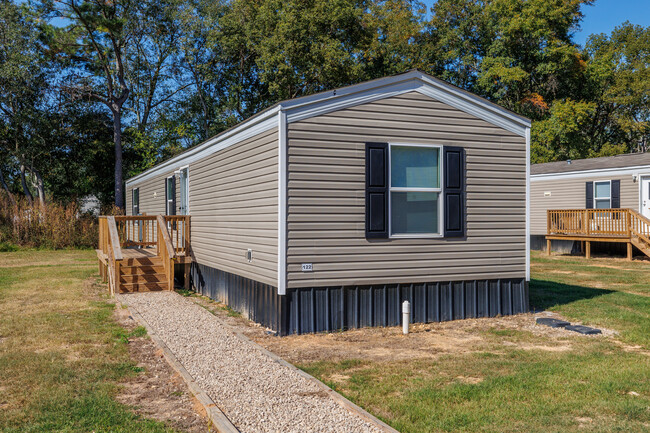 Pinetree Place Mobile Homes in Thomasville, GA - Building Photo - Building Photo