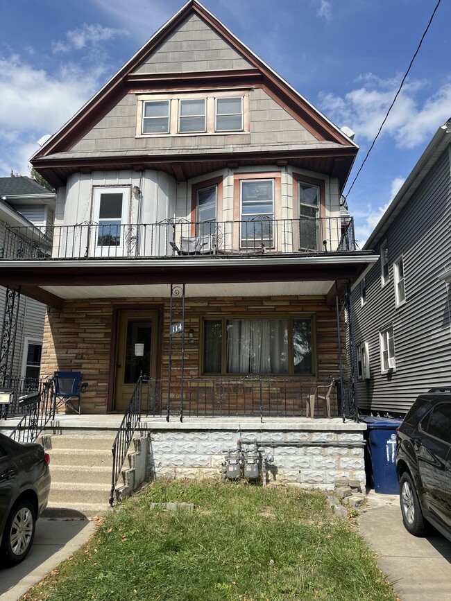 114 Woodside Ave, Unit UPPER APARTMENT