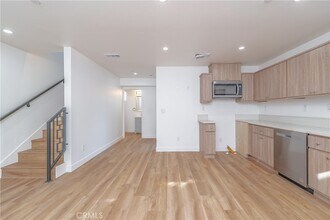 1183 E 59th Pl in Los Angeles, CA - Building Photo - Building Photo