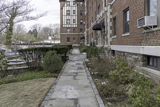 Schuyler Park in Pelham, NY - Building Photo - Building Photo