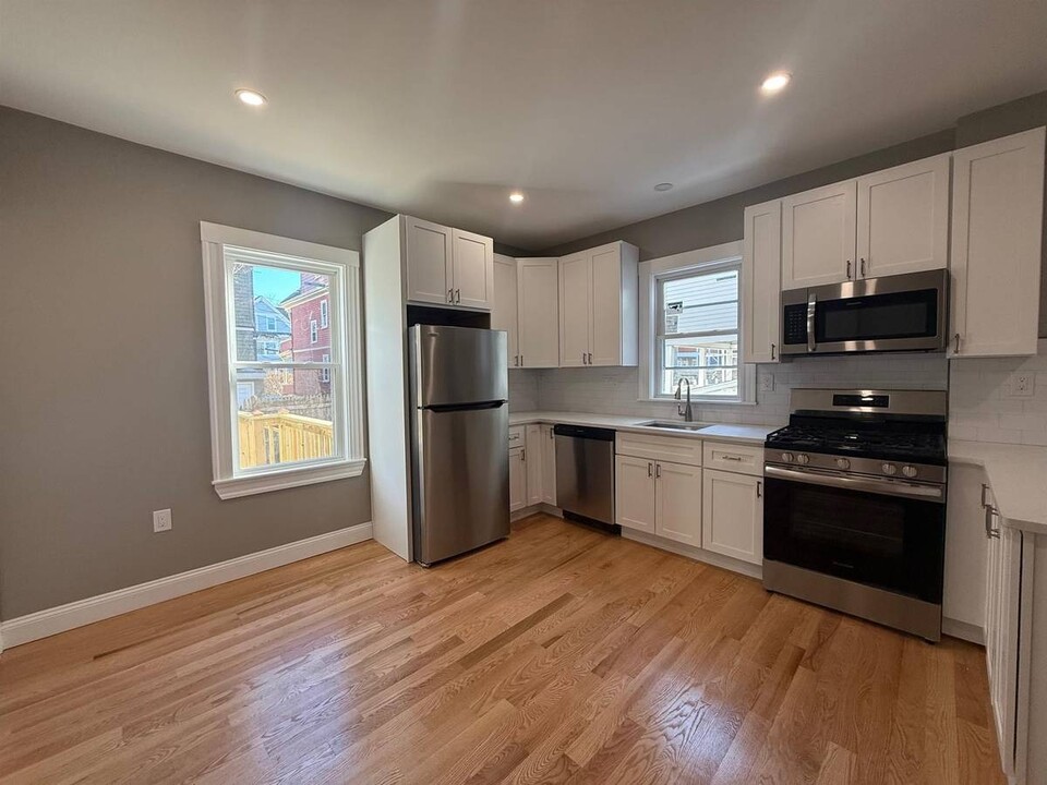 36 Saint Alphonsus St in Boston, MA - Building Photo