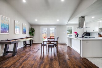 831 Loganwood Ave in Richardson, TX - Foto de edificio - Building Photo