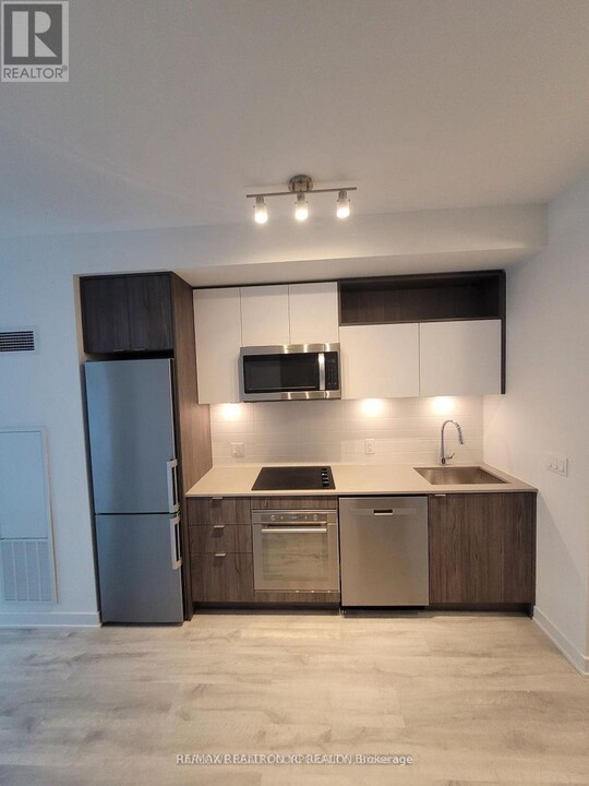 121-121 Lower Sherbourne St in Toronto, ON - Building Photo