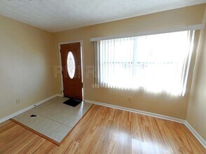 7819 Lisa Dr E in Jacksonville, FL - Building Photo - Building Photo