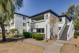 Pavilions at Arrowhead in Glendale, AZ - Building Photo - Building Photo