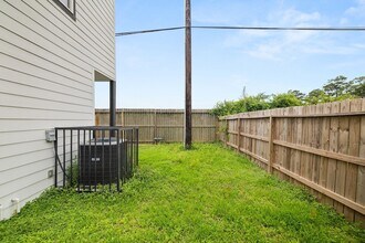 8534 Woodlyn Rd in Houston, TX - Foto de edificio - Building Photo