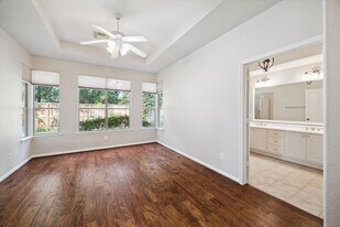 6 Douvaine Ct in The Woodlands, TX - Building Photo