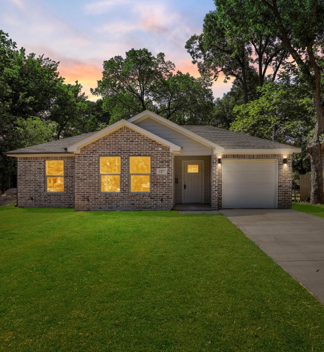 Room in House on Harding St in Dallas, TX - Foto de edificio - Building Photo