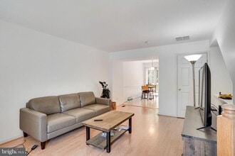 6105 Jenlar Dr in Centreville, VA - Building Photo - Building Photo