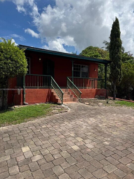 609 W 39th St in Hialeah, FL - Building Photo