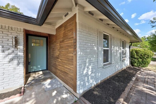 1000 Cripple Creek Dr in Austin, TX - Building Photo - Building Photo