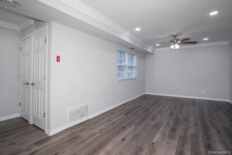 375 Lake Pointe Dr in Middle Island, NY - Building Photo - Building Photo