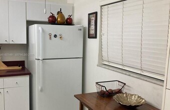 8035 SW 107th Ave in Miami, FL - Foto de edificio - Building Photo