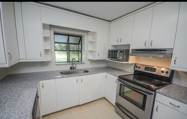 194 Meridianna Dr in Tallahassee, FL - Foto de edificio - Building Photo