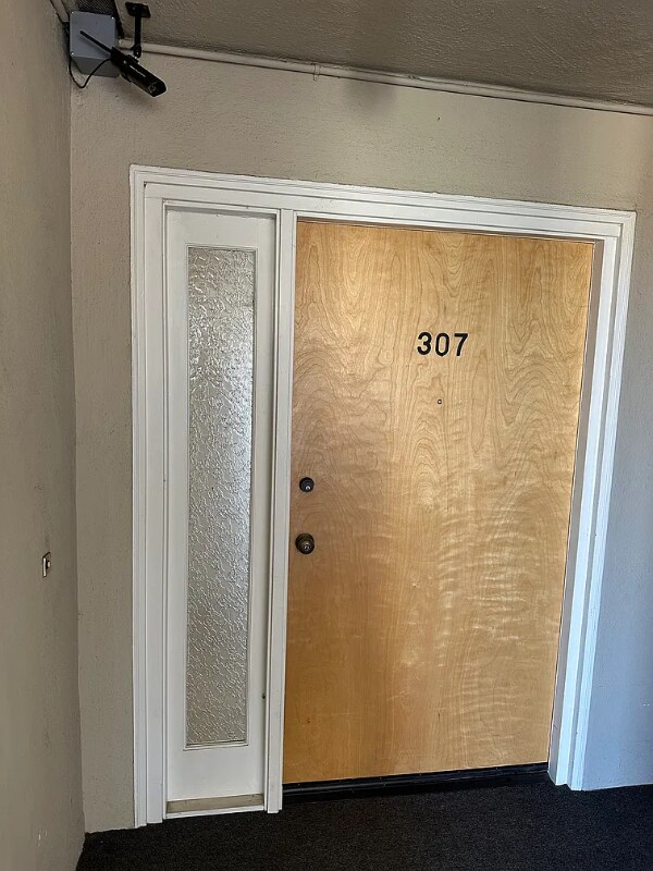 1405 Oak Grove Ave, Unit 307 in Burlingame, CA - Foto de edificio - Building Photo