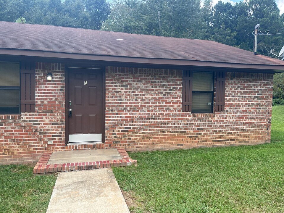 1053 Vineyard Rd in Griffin, GA - Building Photo