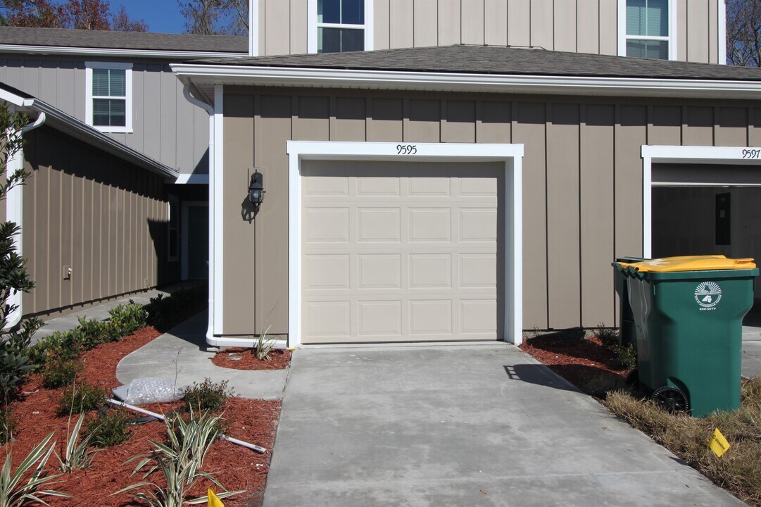9595 Star Dr in Jacksonville, FL - Building Photo