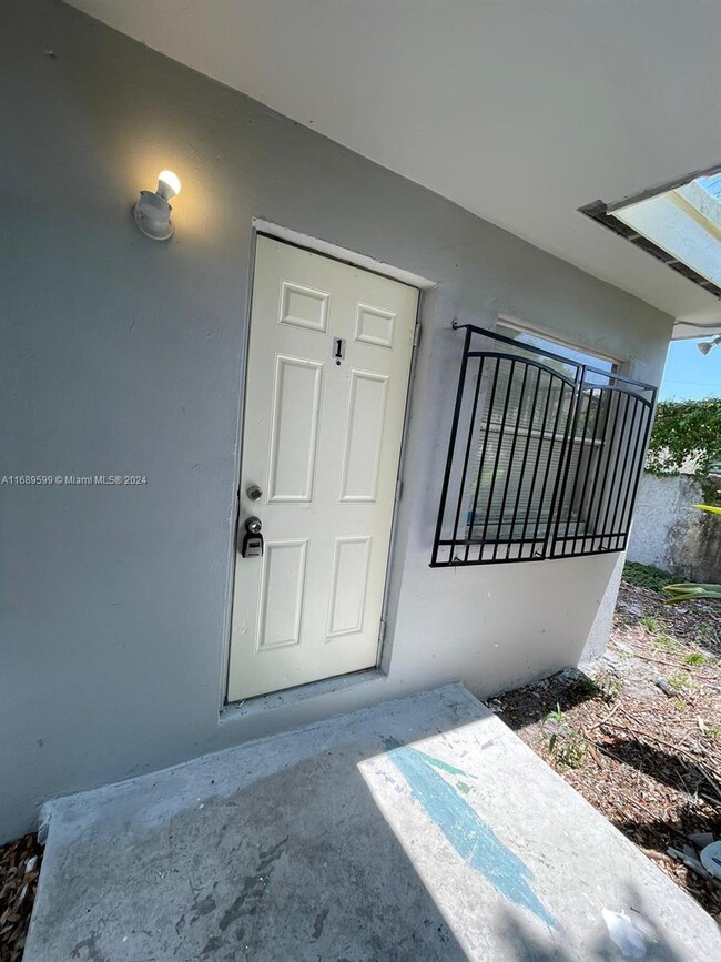 644 NW 15th Terrace-Unit -1 in Fort Lauderdale, FL - Building Photo - Building Photo