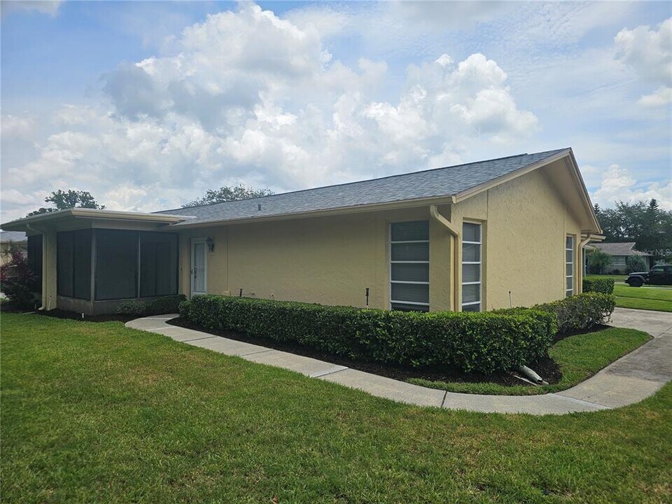 1107 Queen Anne Dr in Palm Harbor, FL - Building Photo