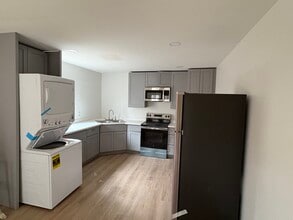 214 Kimble St, Unit B in Modesto, CA - Building Photo - Building Photo