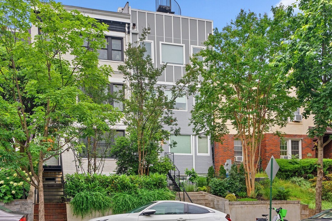 2429 Ontario Rd NW in Washington, DC - Building Photo
