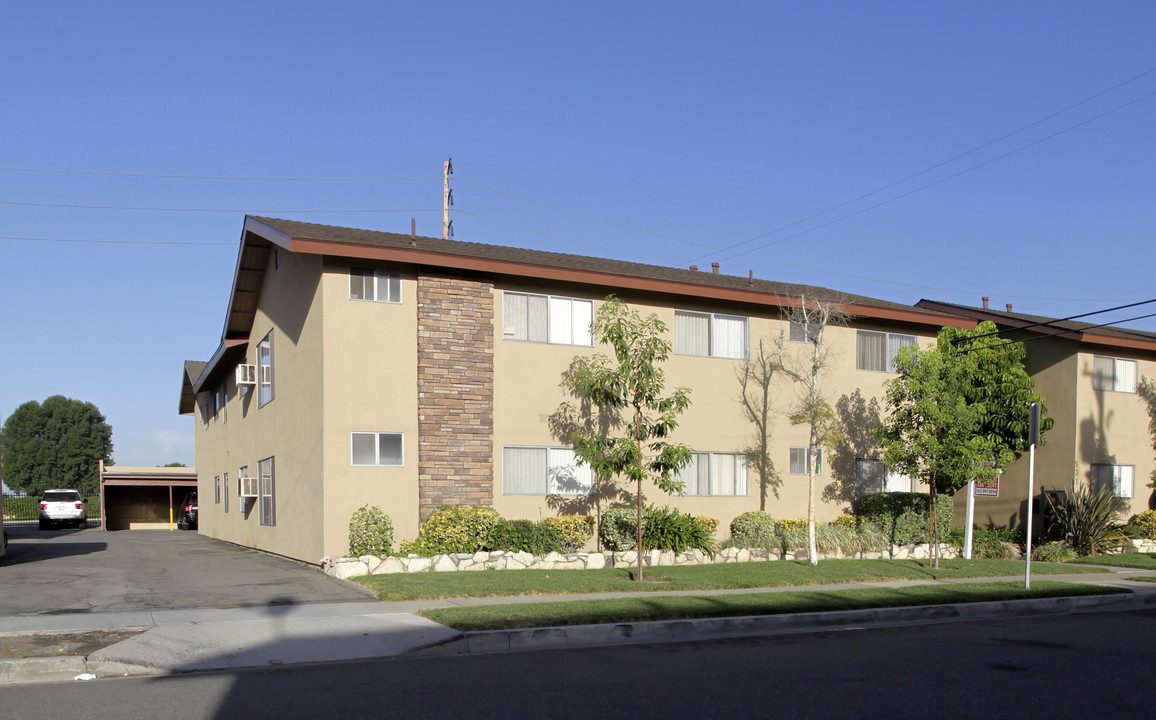 521 La Cadena Way in La Habra, CA - Foto de edificio
