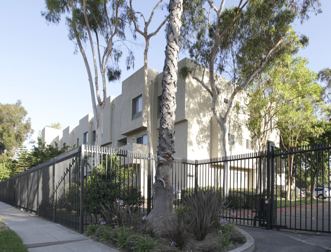 Hamlin Estate Apartments in North Hollywood, CA - Building Photo - Building Photo