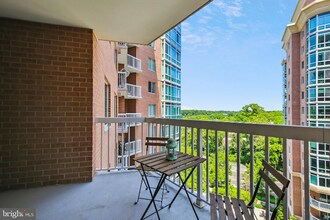 3101 N Hampton Dr, Unit 915 in Alexandria, VA - Building Photo - Building Photo