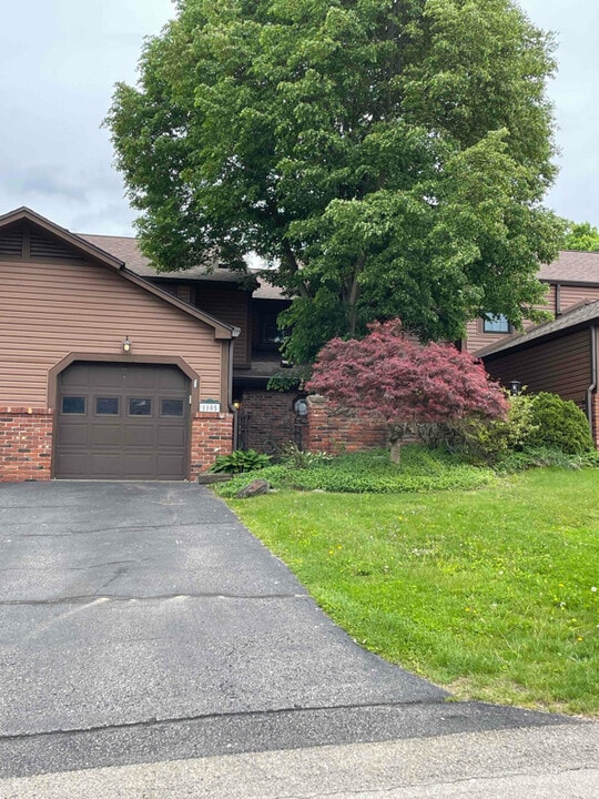 1105 Old Farm Rd in Lawrence, PA - Building Photo