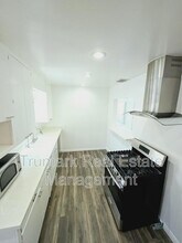 525 E Harvard Rd in Burbank, CA - Building Photo - Building Photo