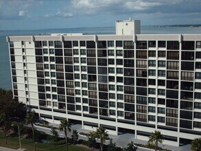 Sunset Towers in Sarasota, FL - Building Photo - Building Photo